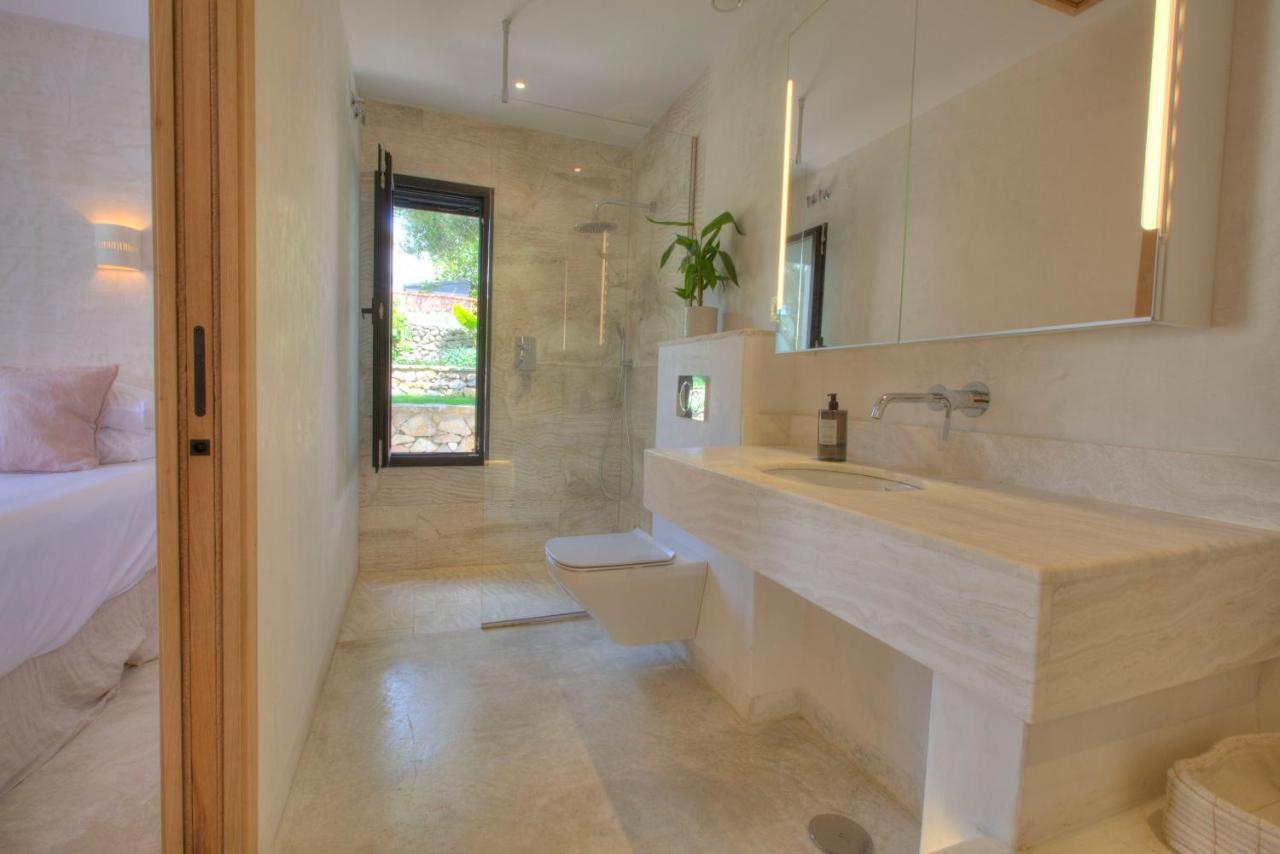 Villa Mas Tranquila - A Stylish Villa With Pool 150 M From The Beach โกนิล เด ลาฟรอนเตรา ภายนอก รูปภาพ