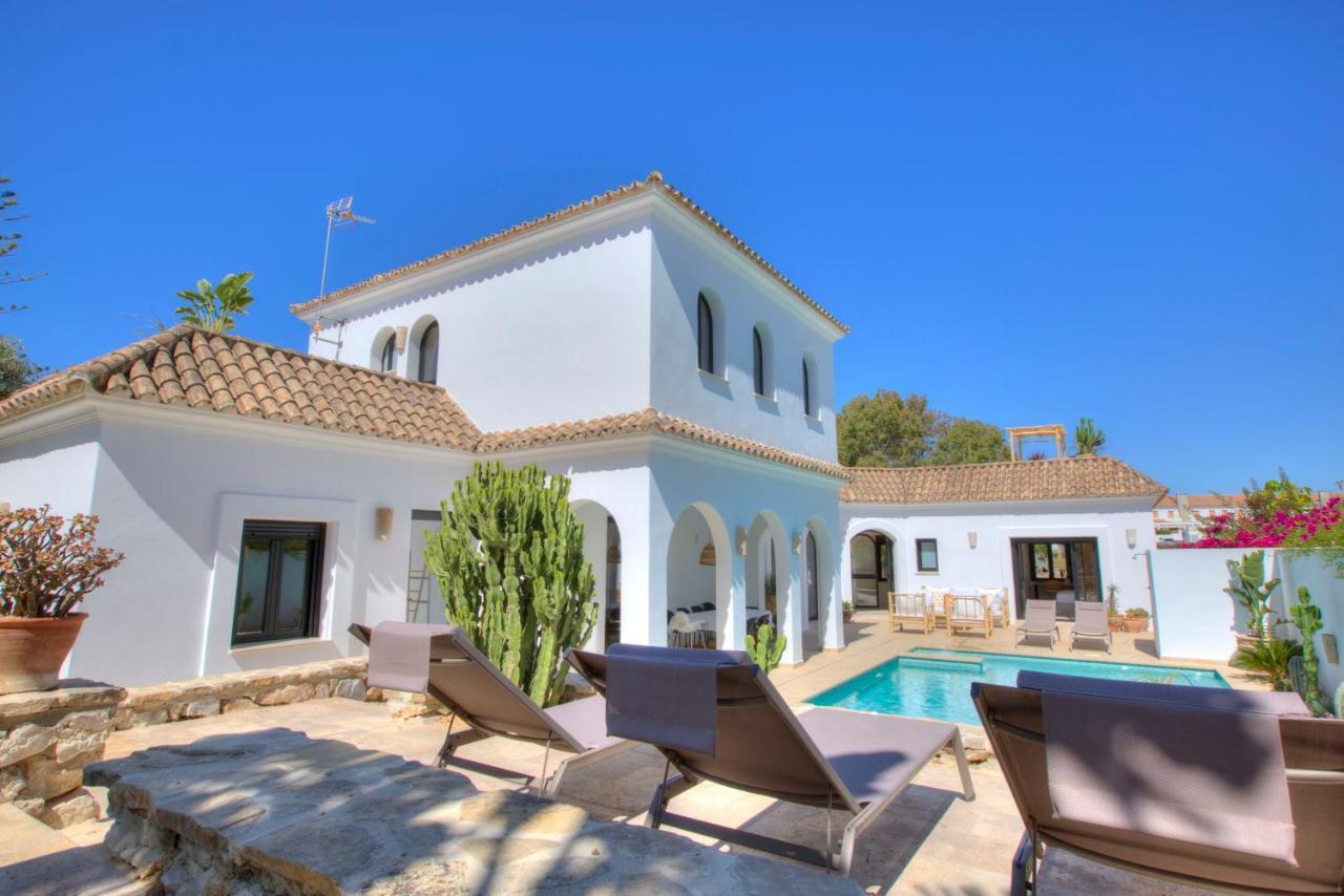 Villa Mas Tranquila - A Stylish Villa With Pool 150 M From The Beach โกนิล เด ลาฟรอนเตรา ภายนอก รูปภาพ