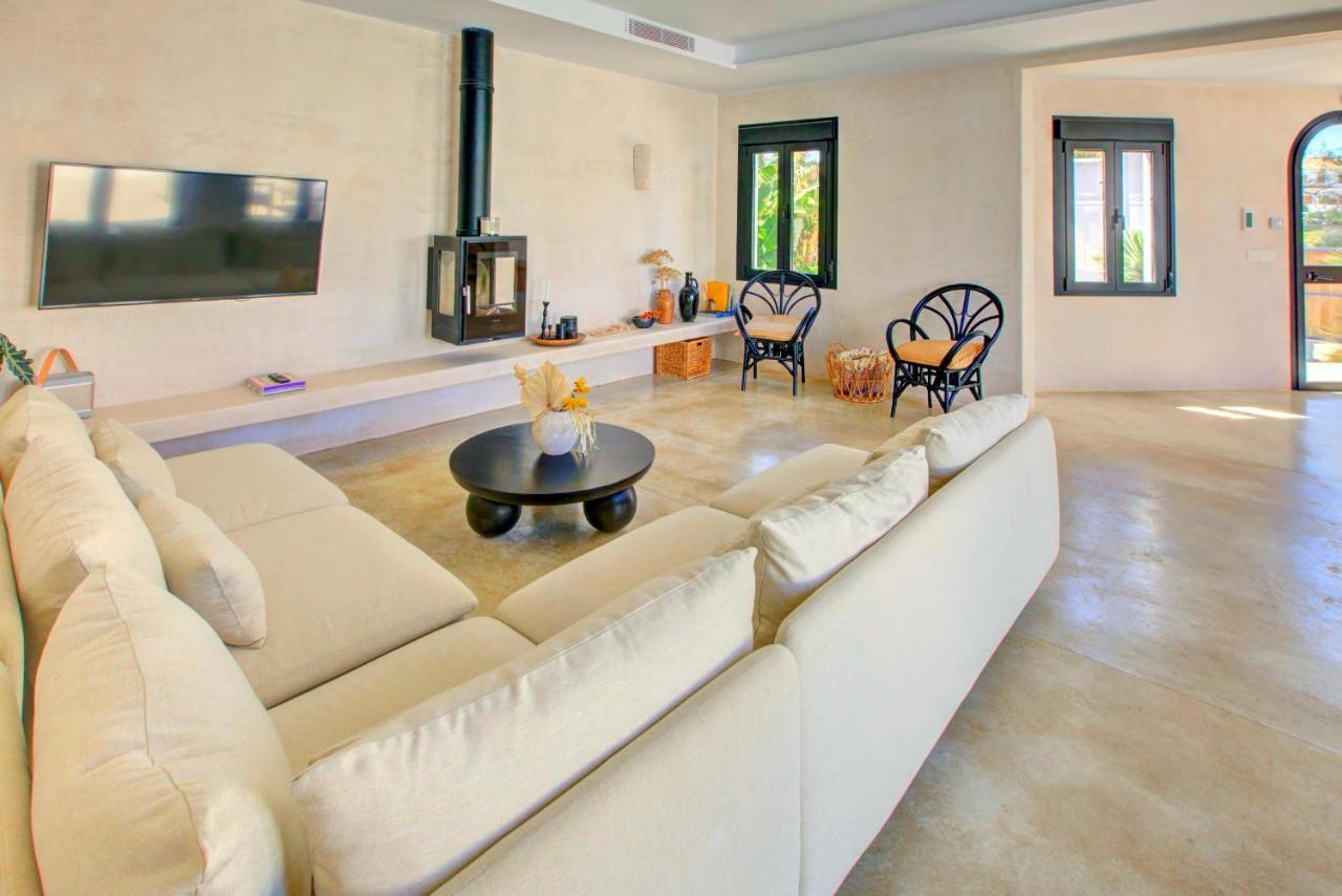 Villa Mas Tranquila - A Stylish Villa With Pool 150 M From The Beach โกนิล เด ลาฟรอนเตรา ภายนอก รูปภาพ