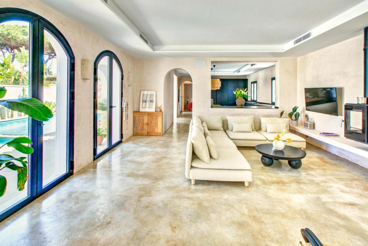 Villa Mas Tranquila - A Stylish Villa With Pool 150 M From The Beach โกนิล เด ลาฟรอนเตรา ภายนอก รูปภาพ