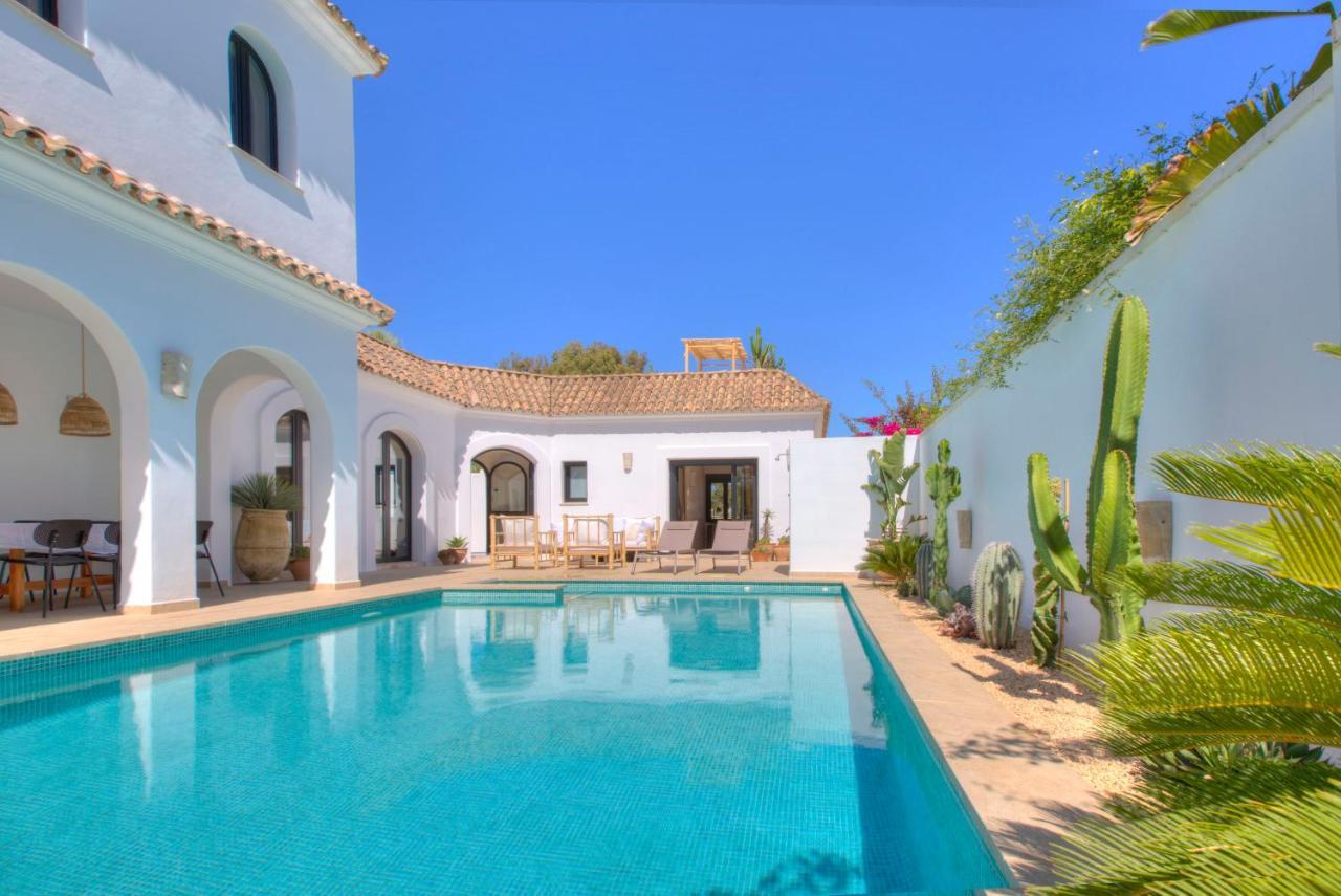 Villa Mas Tranquila - A Stylish Villa With Pool 150 M From The Beach โกนิล เด ลาฟรอนเตรา ภายนอก รูปภาพ