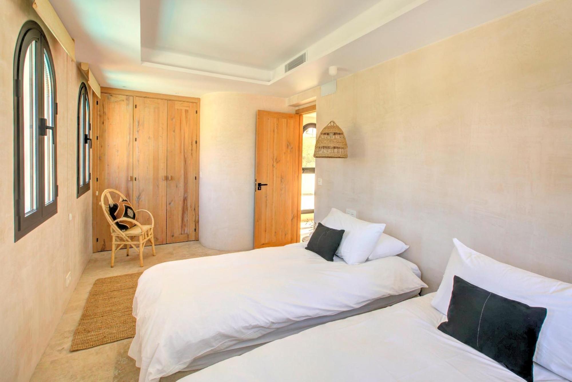 Villa Mas Tranquila - A Stylish Villa With Pool 150 M From The Beach โกนิล เด ลาฟรอนเตรา ภายนอก รูปภาพ