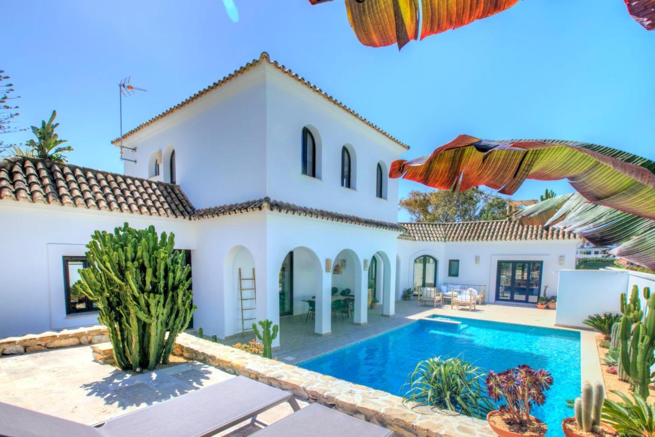 Villa Mas Tranquila - A Stylish Villa With Pool 150 M From The Beach โกนิล เด ลาฟรอนเตรา ภายนอก รูปภาพ