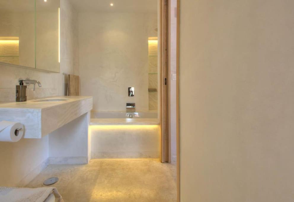 Villa Mas Tranquila - A Stylish Villa With Pool 150 M From The Beach โกนิล เด ลาฟรอนเตรา ภายนอก รูปภาพ